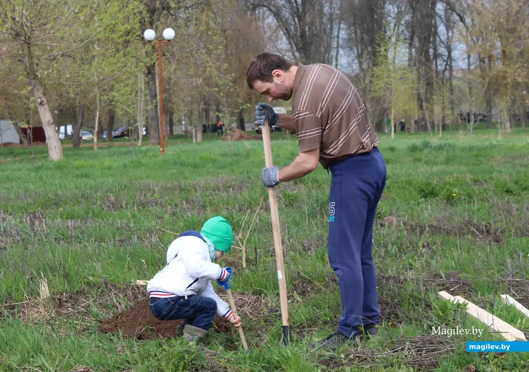 Представители управления Госкомитета судебных экспертиз по Могилевской области в парке Подниколья. Могилев. 22 апреля 2023 год.