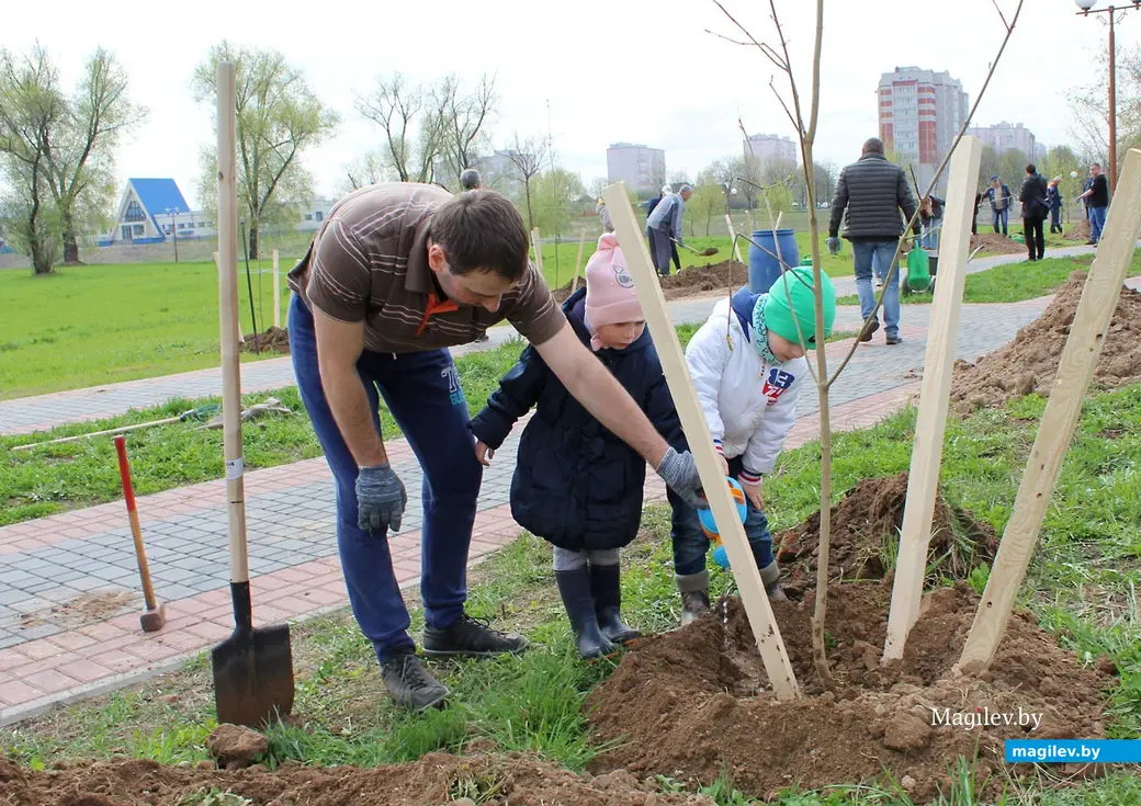 Представители управления Госкомитета судебных экспертиз по Могилевской области в парке Подниколья. Могилев. 22 апреля 2023 год.