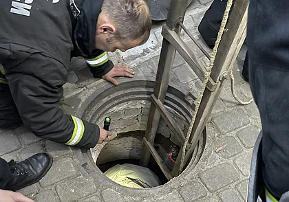 В Могилеве пожилая женщина провалилась в открытый технический колодец (смотрите видео)