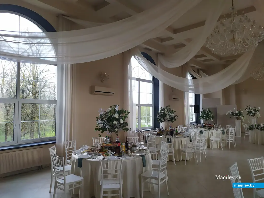 «Ренессанс», Могилев. 22.04.2023. Второй этаж. Столики для гостей.