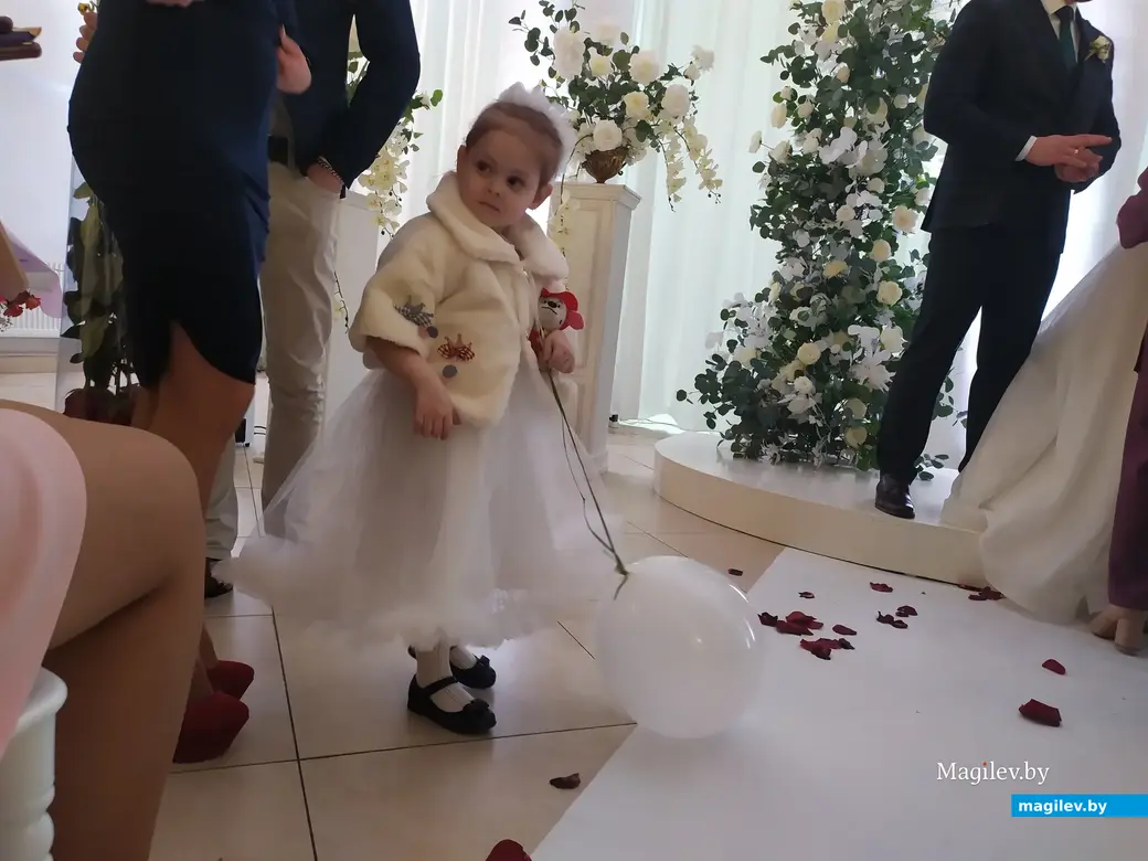 «Ренессанс», Могилев. 22.04.2023. Маленькая гостья пришла поздравить молодых.
