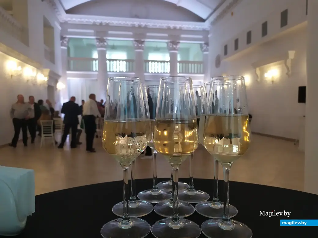 «Ренессанс», Могилев. 22.04.2023. Гости поднимали бокалы с шампанским за счастье Алины и Романа.