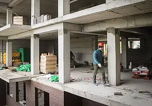 Стало известно, сколько белорусов уехало на работу в Россию