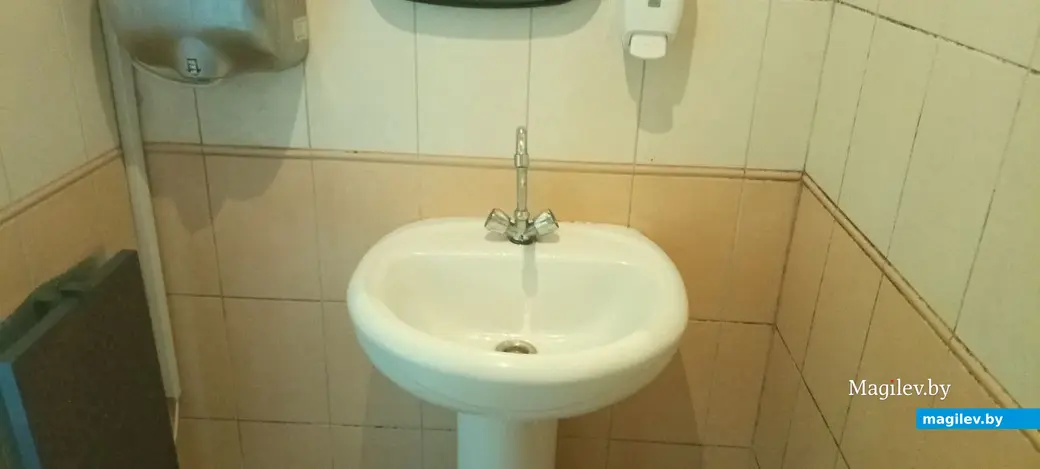 Будьте готовы к тому, что в санузле работает только одна кабинка.