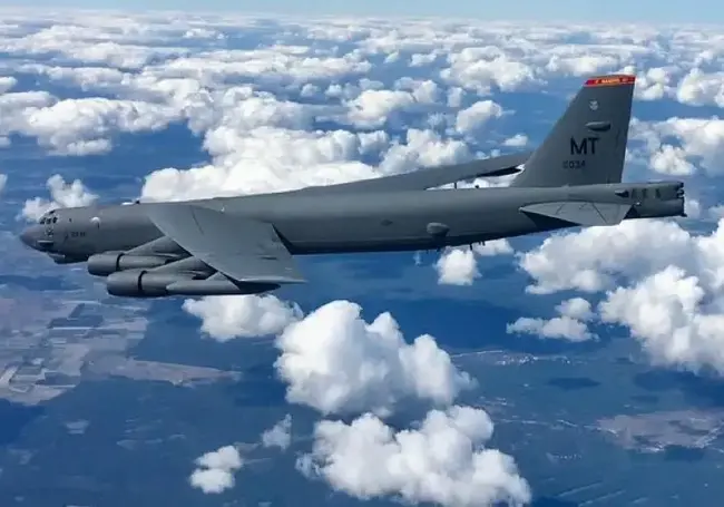 Ядерный бомбардировщик США и польские истребители пролетели вдоль границы России