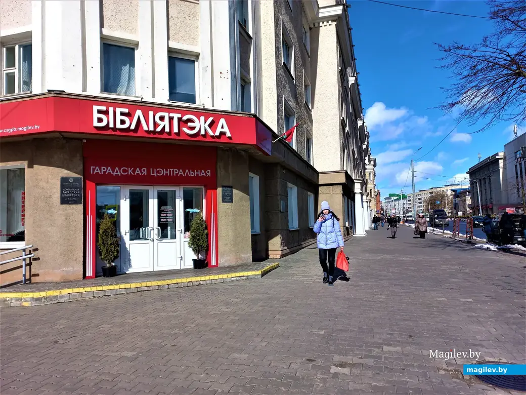 Выставка Игоря Богомазова «Весна» в окнах городской Центральной библиотеки имени Карла Маркса. Могилев, 12.03.2023 года.