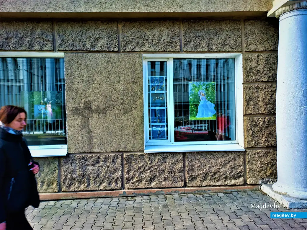 Выставка Игоря Богомазова «Весна» в окнах городской Центральной библиотеки имени Карла Маркса. Могилев, 12.03.2023 года.