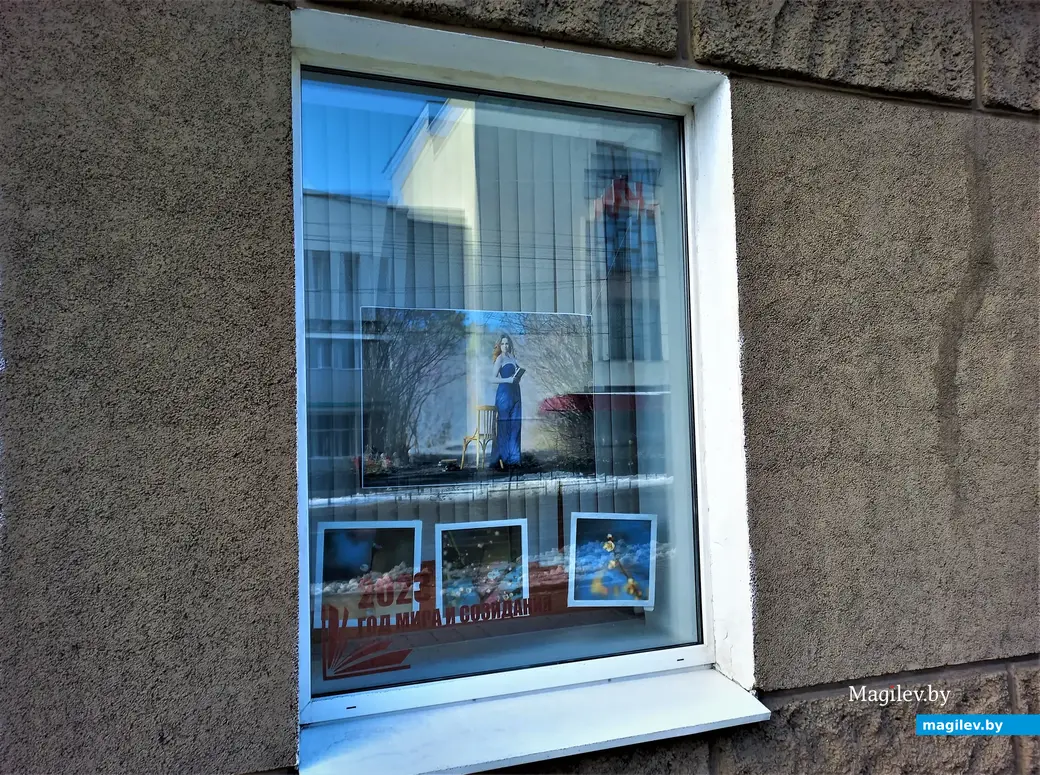 Выставка Игоря Богомазова «Весна» в окнах городской Центральной библиотеки имени Карла Маркса. Могилев, 12.03.2023 года.