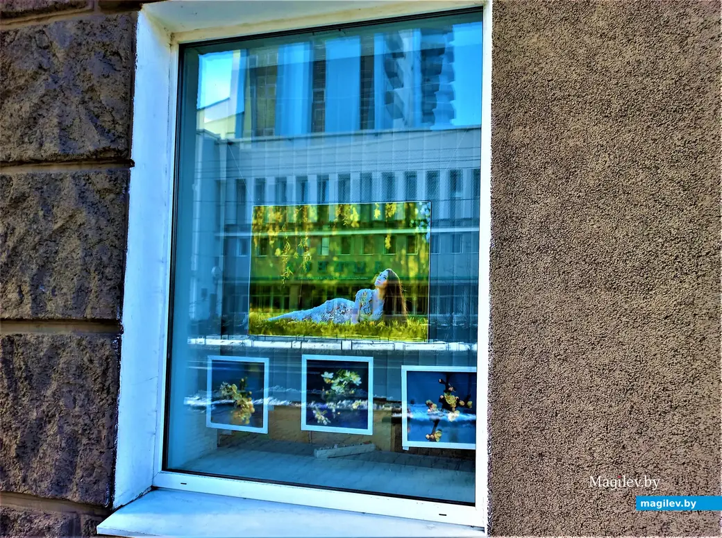 Выставка Игоря Богомазова «Весна» в окнах городской Центральной библиотеки имени Карла Маркса. Могилев, 12.03.2023 года.