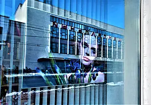 Каждое окно вдруг заполняется городом, который в нем оживает и ждет весну