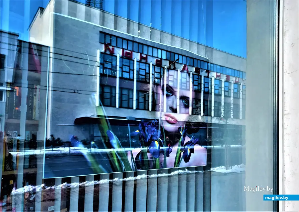 Выставка Игоря Богомазова «Весна» в окнах городской Центральной библиотеки имени Карла Маркса. Могилев, 12.03.2023 года.