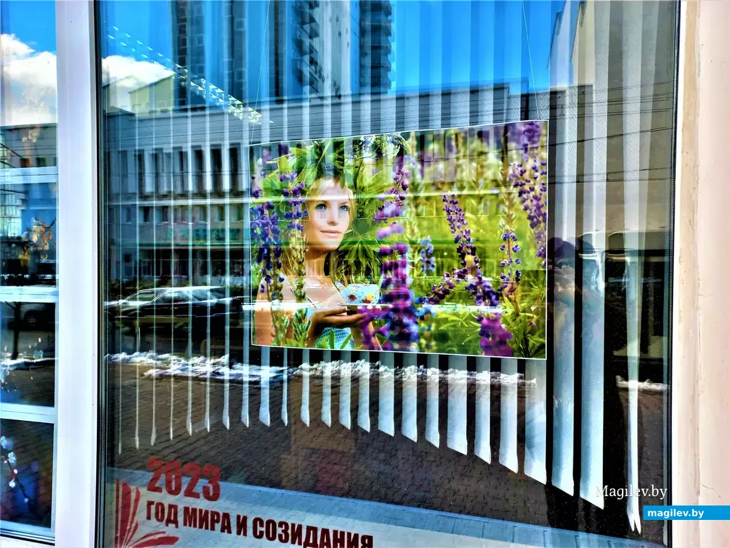 Выставка Игоря Богомазова «Весна» в окнах городской Центральной библиотеки имени Карла Маркса. Могилев, 12.03.2023 года.