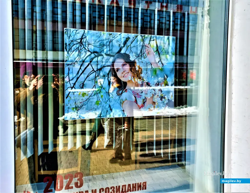 Выставка Игоря Богомазова «Весна» в окнах городской Центральной библиотеки имени Карла Маркса. Могилев, 12.03.2023 года.