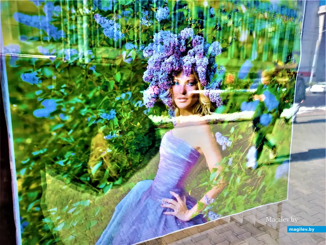 Выставка Игоря Богомазова «Весна» в окнах городской Центральной библиотеки имени Карла Маркса. Могилев, 12.03.2023 года.