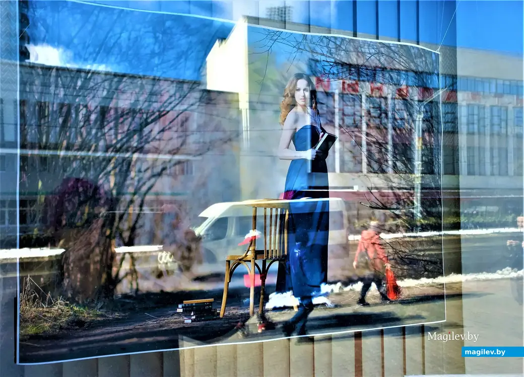 Выставка Игоря Богомазова «Весна» в окнах городской Центральной библиотеки имени Карла Маркса. Могилев, 12.03.2023 года.