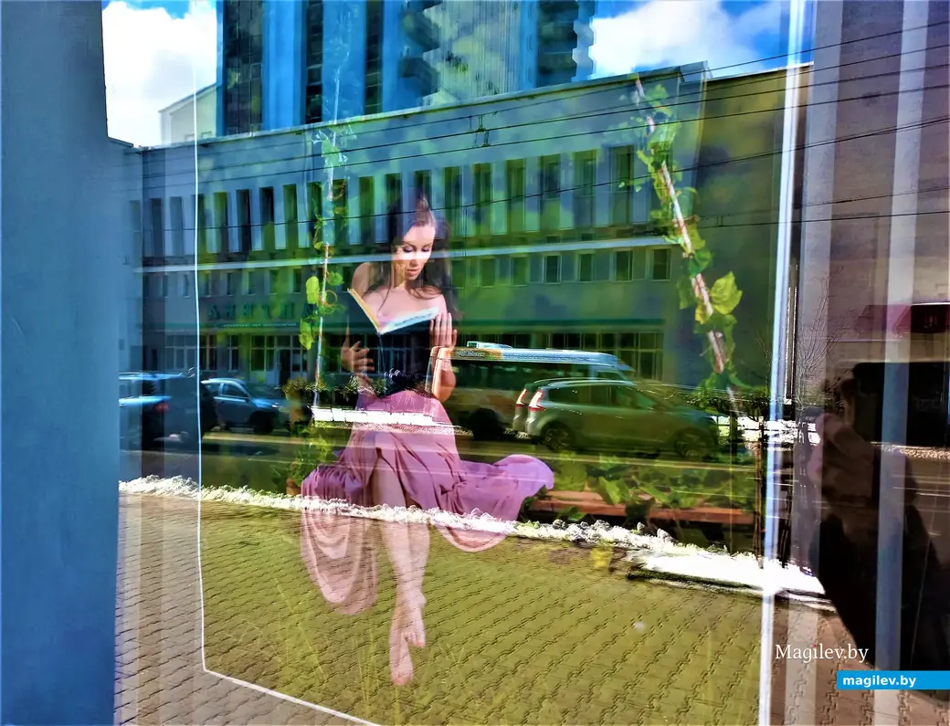 Выставка Игоря Богомазова «Весна» в окнах городской Центральной библиотеки имени Карла Маркса. Могилев, 12.03.2023 года.