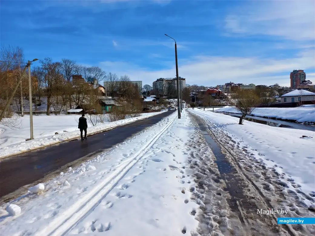 Река Дубровенка (справа) и улица Левая Дубровенка.