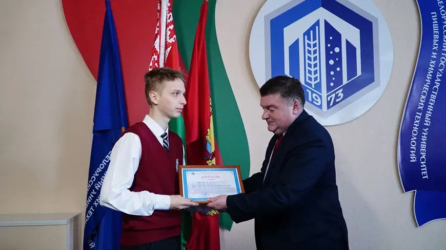 Дипломы вручил ректор вуза Максим Киркор. Фото: БЕЛТА