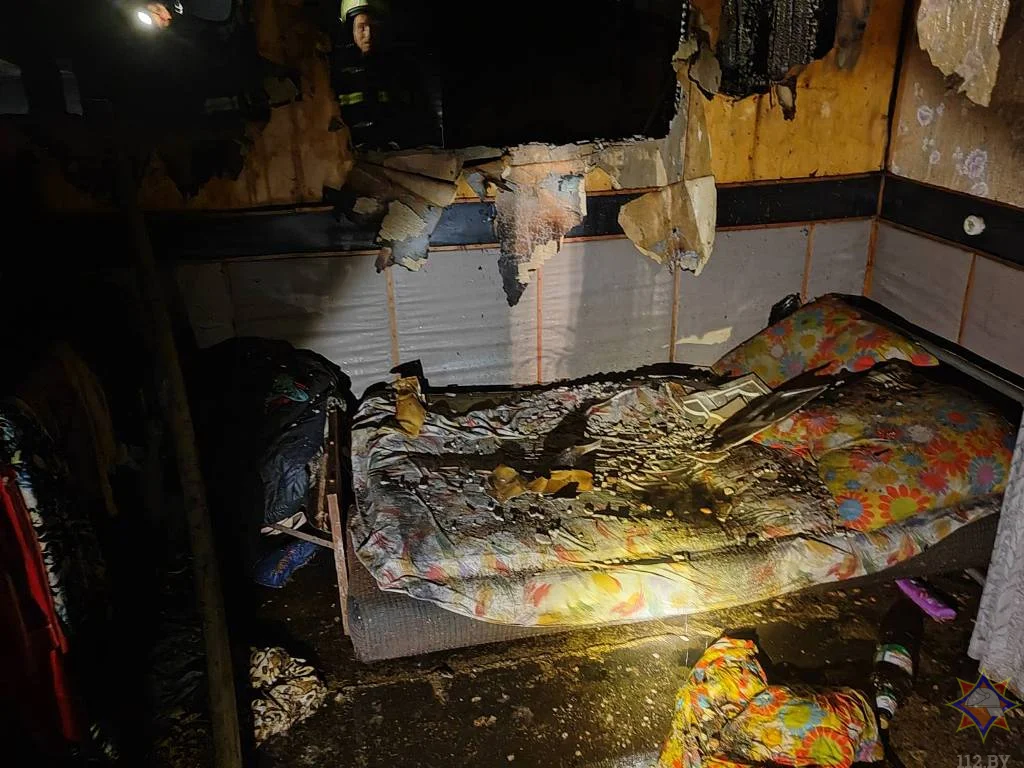 Огонь уничтожил кровлю и имущество. Фото: Могилевское областное управление МЧС Беларуси.