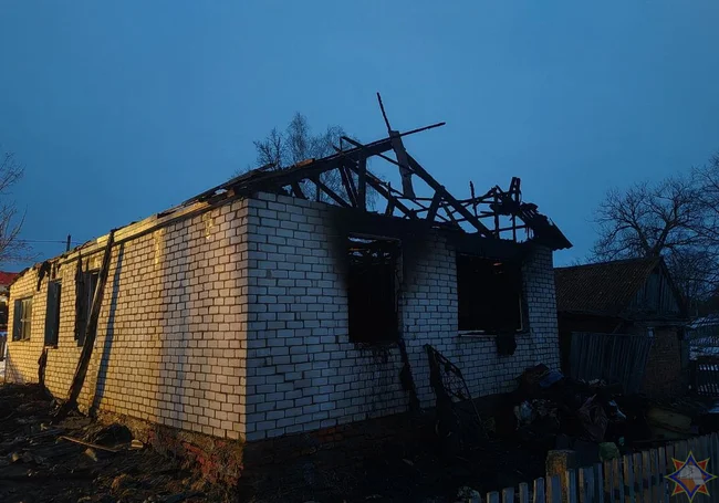 В Чаусском районе горел дом с пенсионеркой и ее сыном-инвалидом внутри