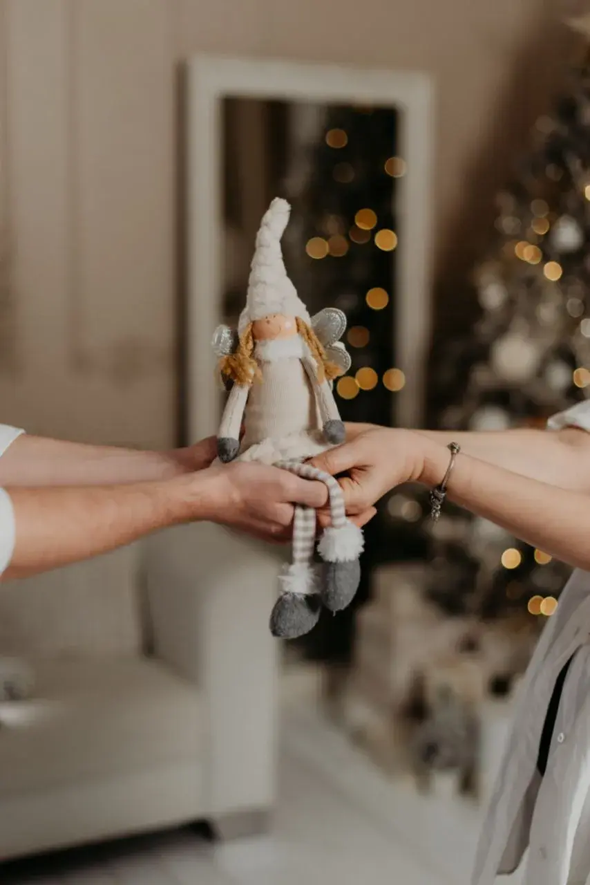 В Европе нет деления на папины и мамины обязанности, кто что успевает, то и делает.