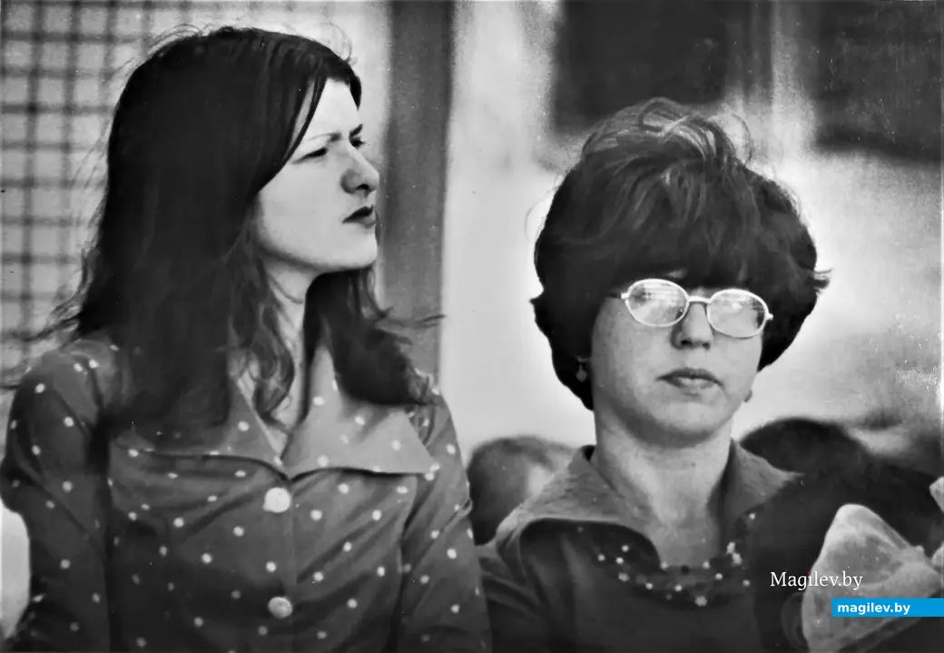 Инна Кац (справа) со своей коллегой по сш №18. Могилев, 1989 год.