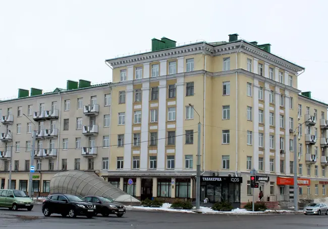 Дом на углу Ленинской и проспекта Мира: с лифтом в одном подъезде и одним секретом ключа на всех. Каким было жилье для