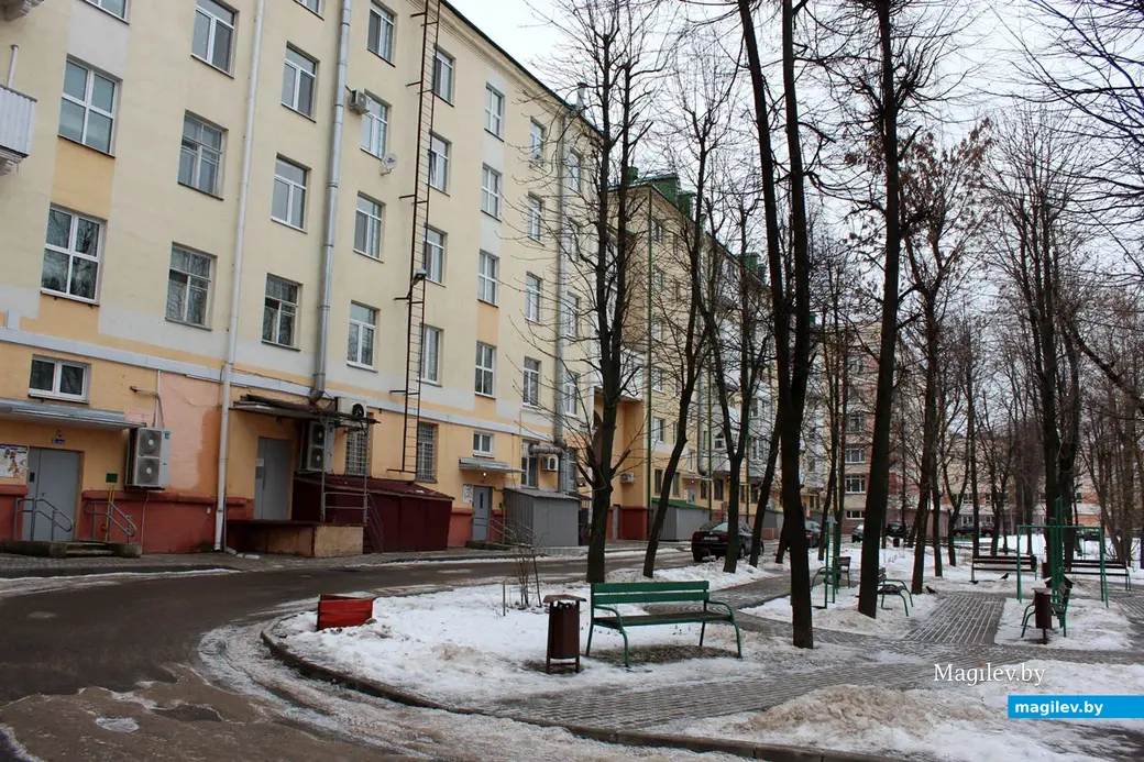 Вид двора дома №85. Могилев, март 2023 года.