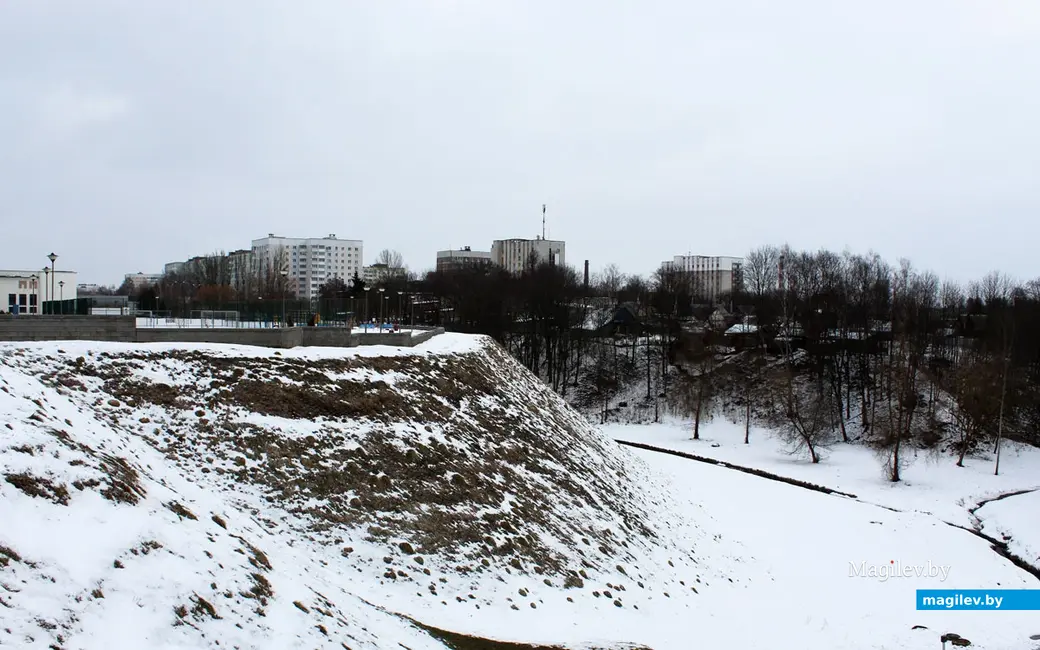 В настоящее время двор дома №85 на углу улицы Ленинской и проспекта Мира отделяет от оврага новый корпус БРУ. Могилев, март 2023 года.