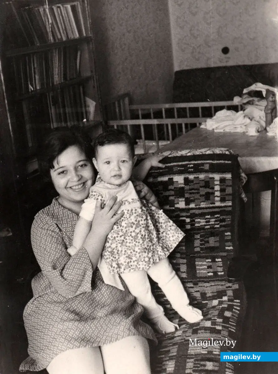 Александра Фарбер со старшей сестрой в квартире №58. Начало 1970-х. Могилев. Фото из семейного архива Александры Фарбер.