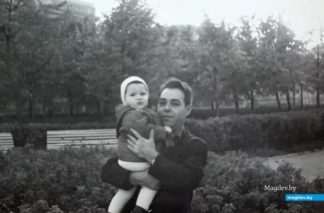 Александра Фарбер с отцом на прогулке в центре Могилева. Фото начало 1970-х из семейного архива Александры Фарбер.