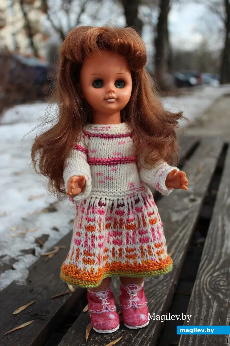 Кукла немецкого производства, купленная в магазине «Подарки» в начале 70-х. Играя с ней, выросло несколько поколений, она сменила благодаря хозяйке несколько нарядов. И