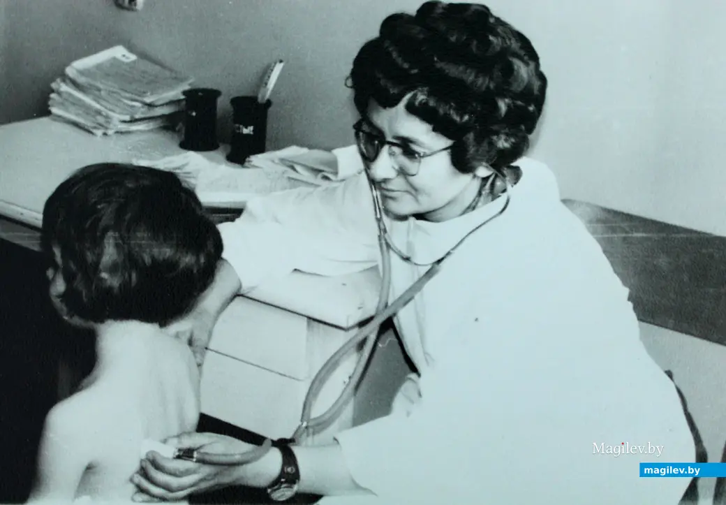 Тамара Петровна Гранковская (в девичестве Бернат) во время приема. 1960-е. Могилев. Фото из семейного архива Дианы Борисовны Гранковской.