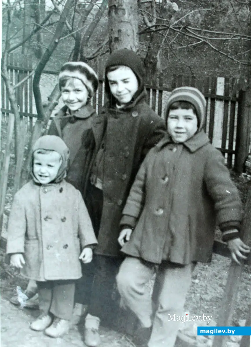 Диана Гранковская в гостях у родных в Гродно с друзьями – Сашей, Таней и Сережей. Диана Борисовна уверяет, если бы сохранилось до наших дней фото, где она с друзьями