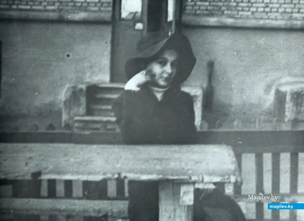 Фотосессия Дианы Гранковской во дворе дома №85 на углу улицы Ленинской и проспекта Мира. Середина 1970-х. Могилев.