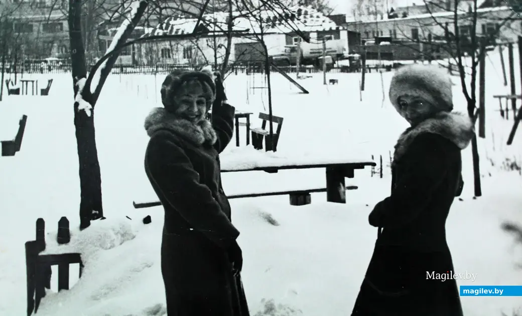 Молодежь дома №85 на углу улицы Ленинской и проспекта Мира в своем дворе. Середина 1970-х. Могилев.