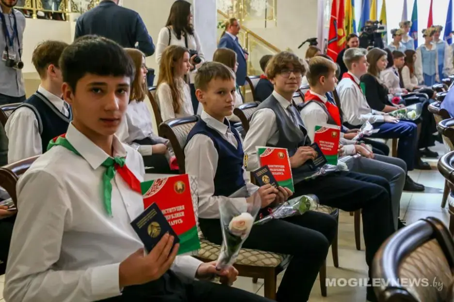 Отличники учебы получили паспорта из рук губернатора. Могилев, 14.03.2023 г. Фото: mogilevnews.by