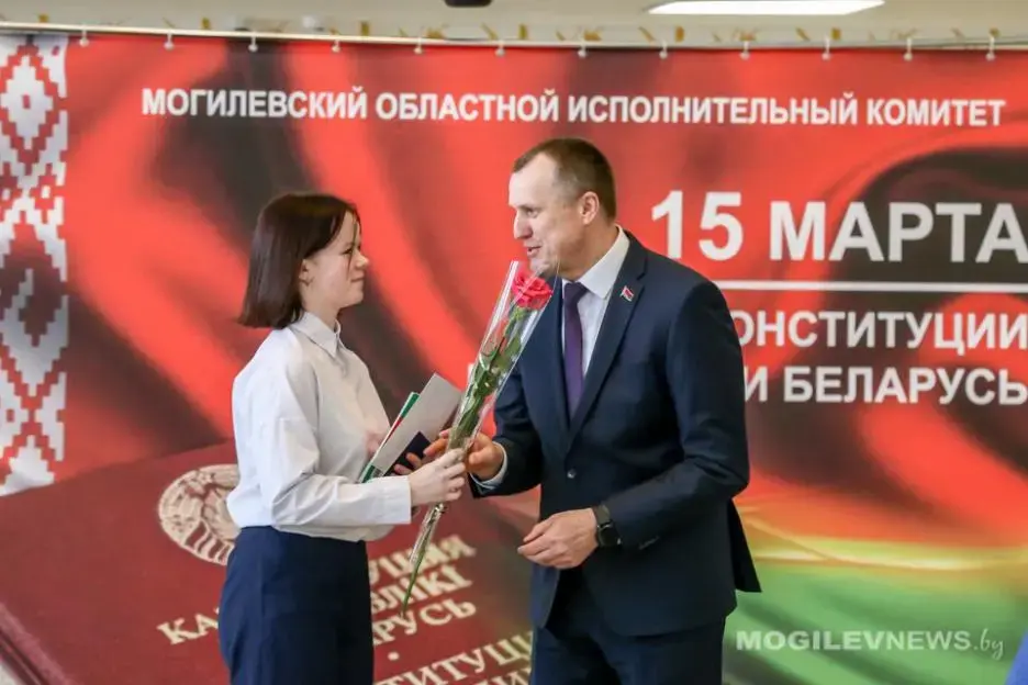 Отличники учебы получили паспорта из рук губернатора. Могилев, 14.03.2023 г. Фото: mogilevnews.by