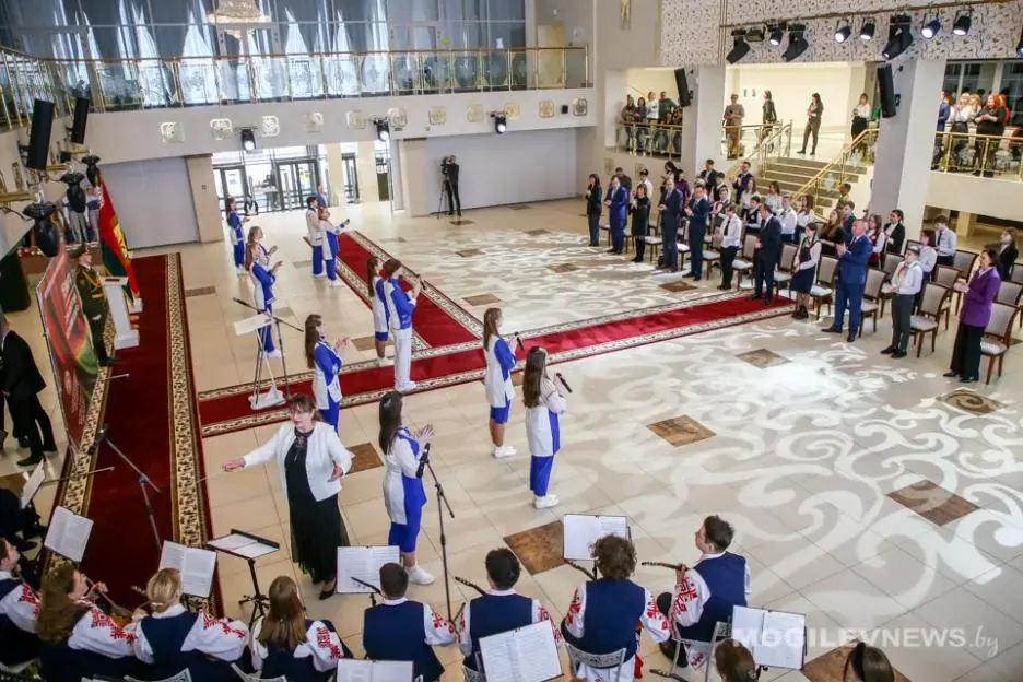 Отличники учебы получили паспорта из рук губернатора. Могилев, 14.03.2023 г. Фото: mogilevnews.by