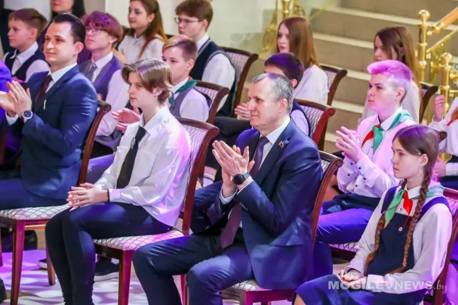 Отличники учебы получили паспорта из рук губернатора. Могилев, 14.03.2023 г. Фото: mogilevnews.by