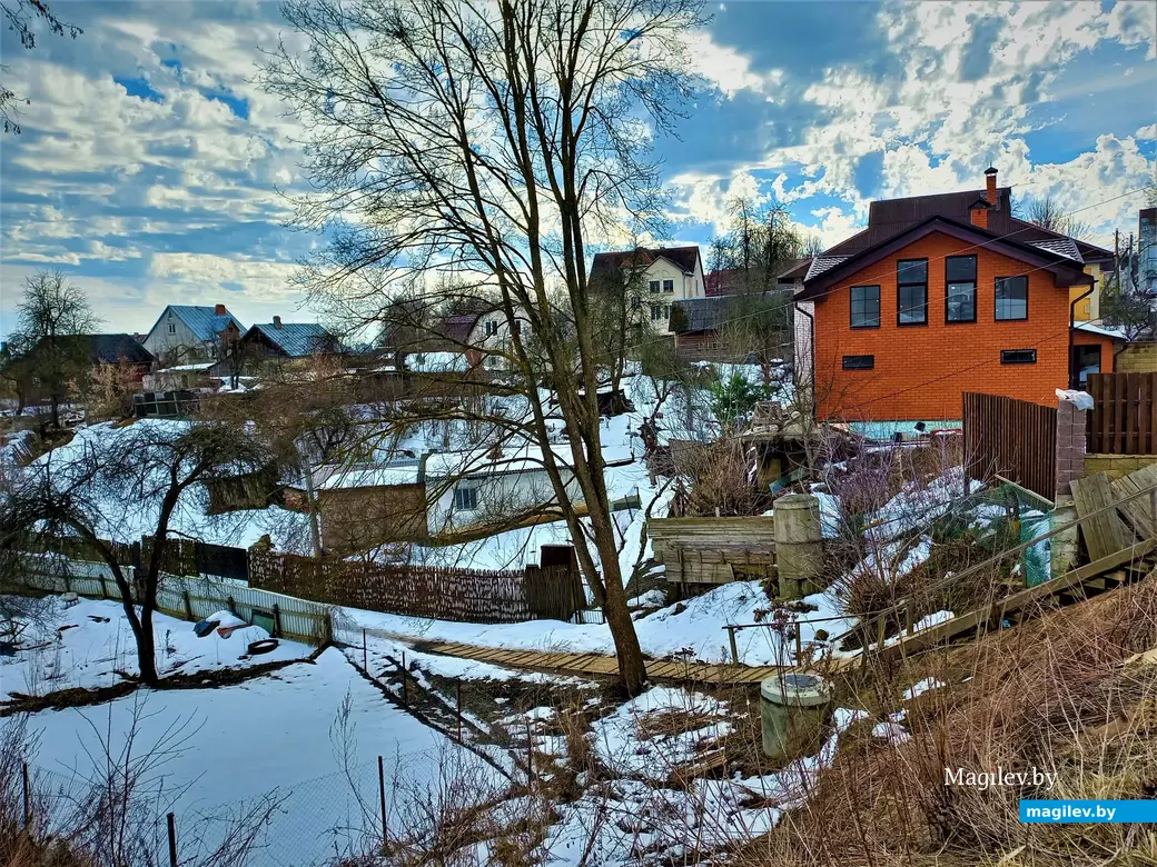 На ближних и дальних подступах к Менжинке хватает всевозможной архитектурно-ландшафтной экзотики. Могилев, март 2023 г.