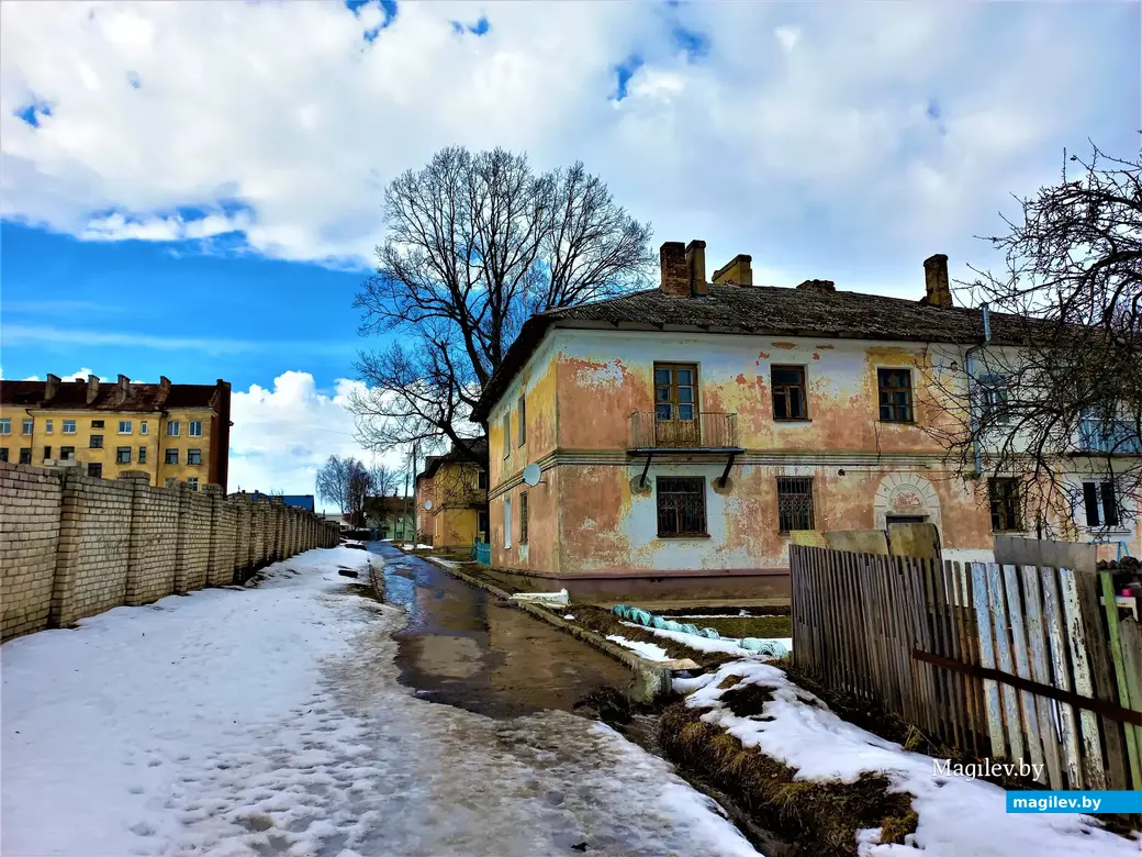 Журчат весенние ручьи. Могилев, Менжинка, март 2023 г.