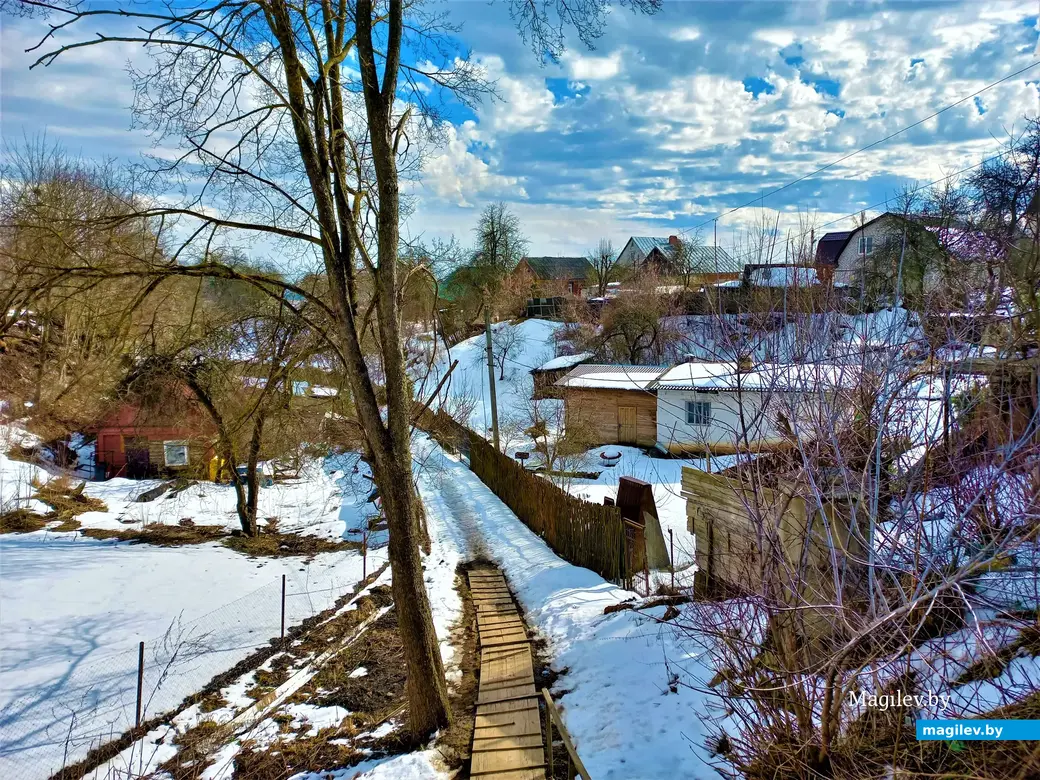 На ближних и дальних подступах к Менжинке хватает всевозможной архитектурно-ландшафтной экзотики. Могилев, март 2023 г.