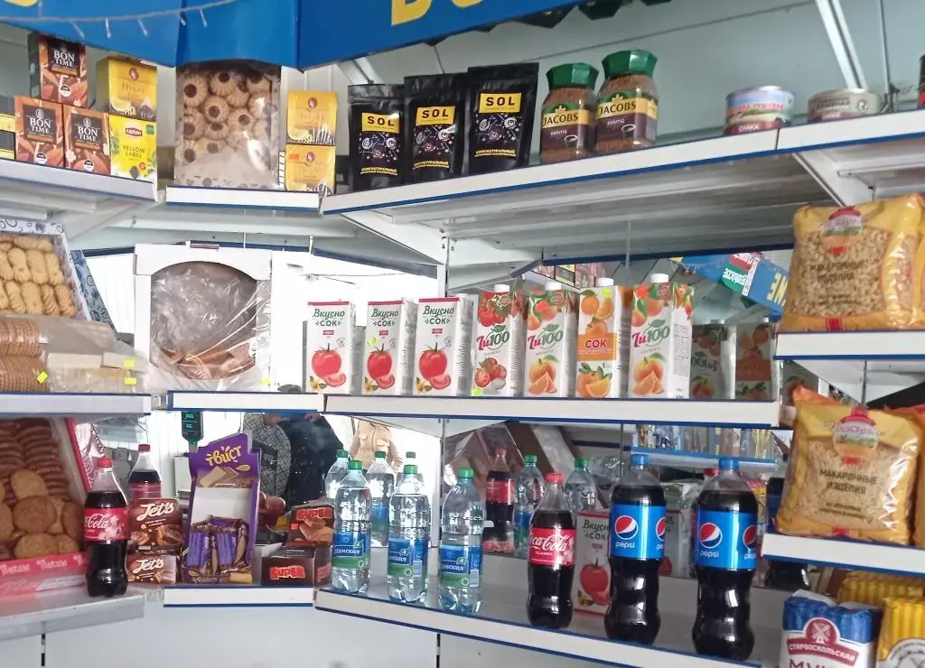 Так выглядят витрины магазина в Княжицах, работа которого приостановлена за нарушения. Фото: КГК Беларуси