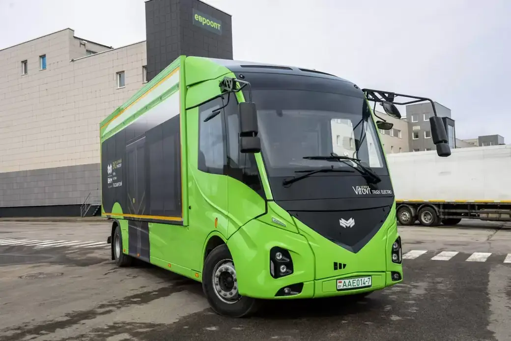 Первый белорусский электрогрузовик проходит опытную эксплуатацию в Минске.