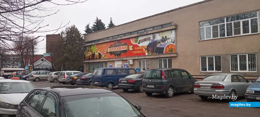 Сложно не заметить такую большую и яркую вывеску. Могилев, столовая ММЗ, 16.03.2023.