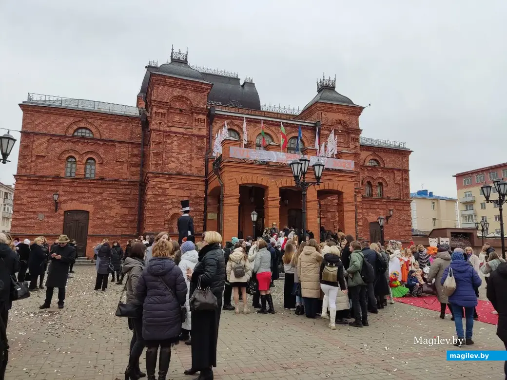 В Могилеве дан старт XVI международному театральному форуму «М.@rt.контакт». Театральная площадь, 20.03.2023 г.
