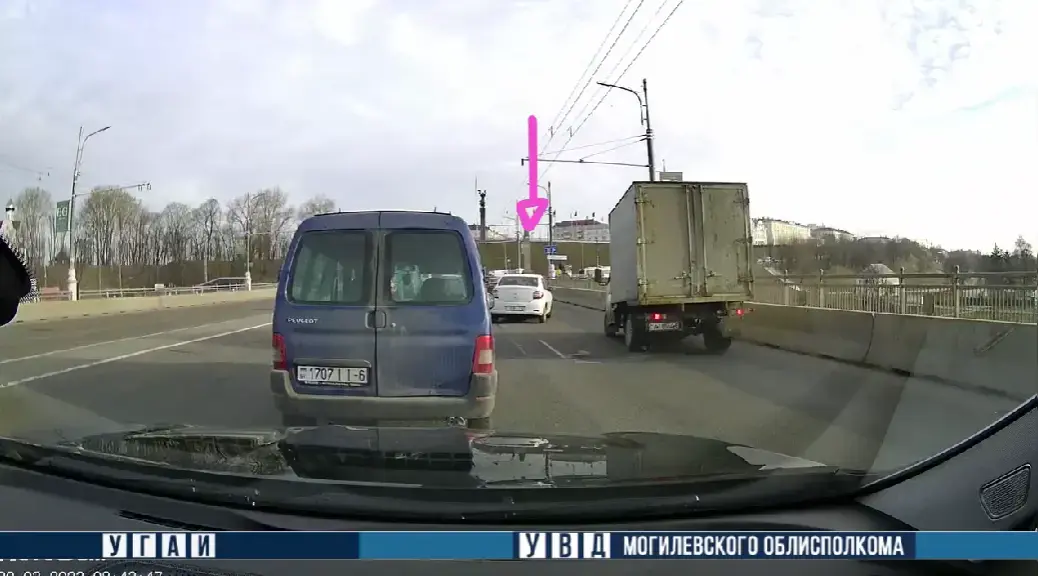 20.03.2023, Могилев. Момент создания аварийной обстановки с участием Renault и «ГАЗ». Фото: скриншот видео ТГ-канала «Милиция Могилевщины».