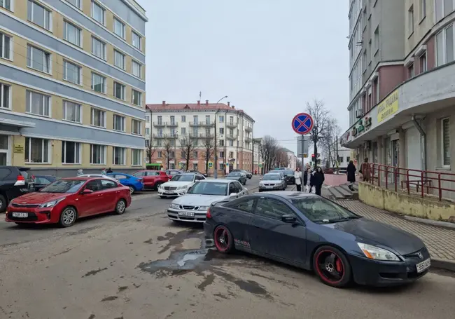 На Пожарном переулке в Могилеве установили знаки «Остановка запрещена». Временно