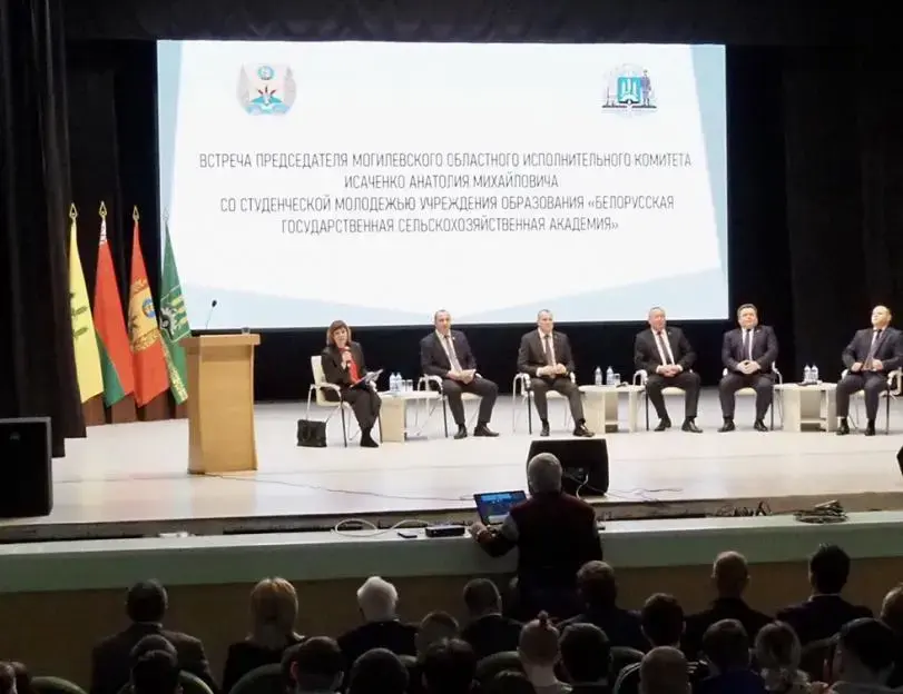 Встреча губернатора области Анатолия Исаченко и студенческой молодежи БГСХА прошла в Горках. Фото: mogilevnews.by
